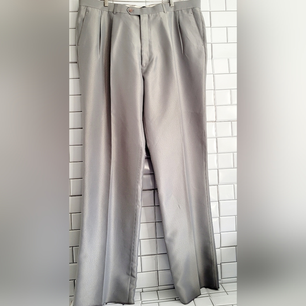 NWOT MILANO MODA Men’s Light Gray Sheen Pleated Front Dress Pants
